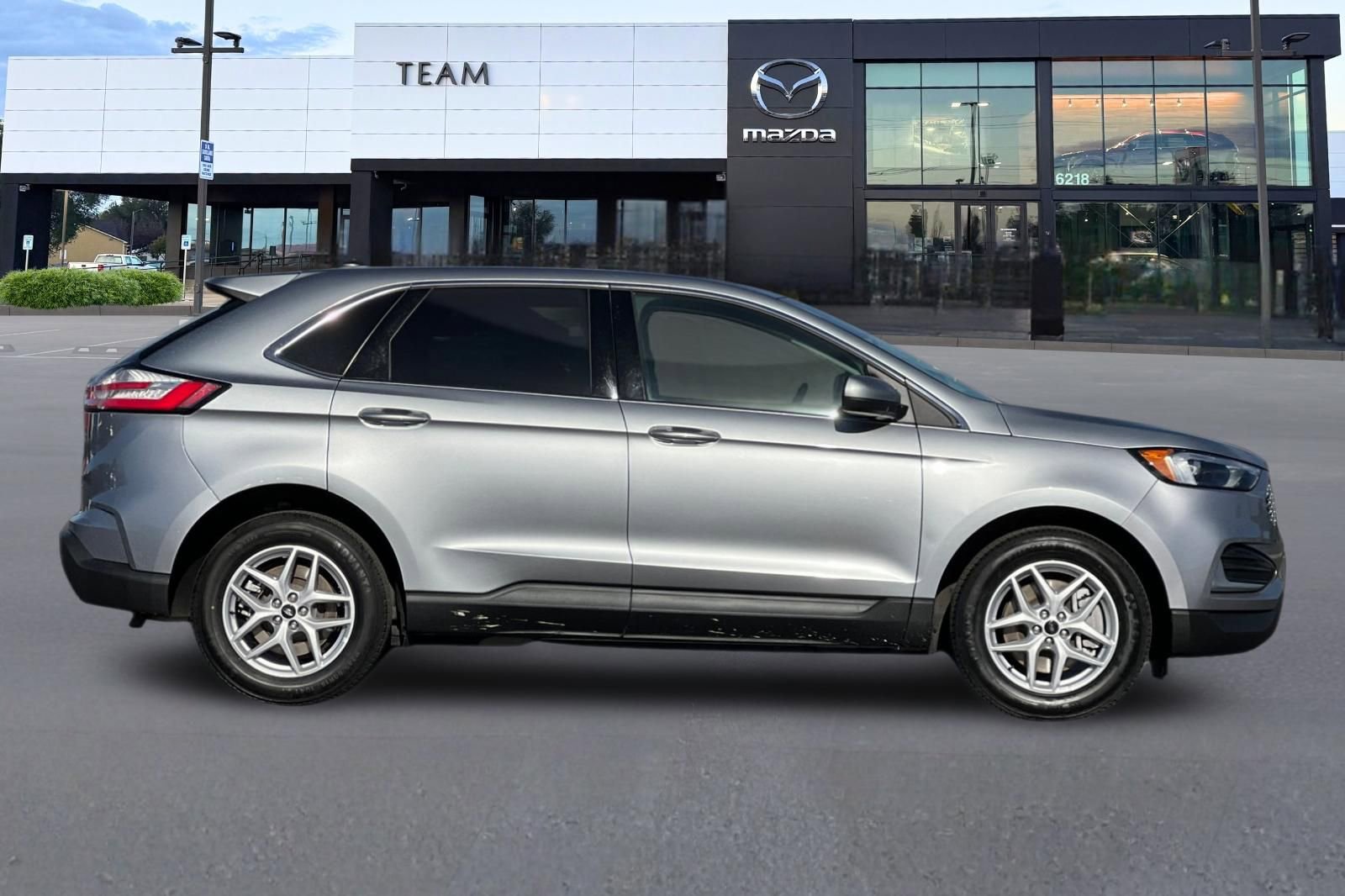 Used 2023 Ford Edge SEL image 3