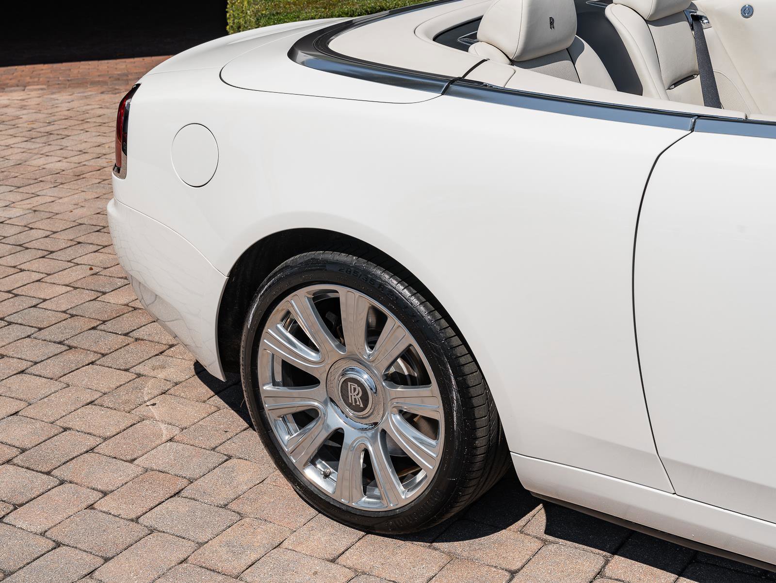 Used 2017 Rolls-Royce Dawn image 15