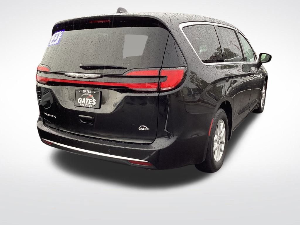 Used 2023 Chrysler Pacifica Touring-L image 10