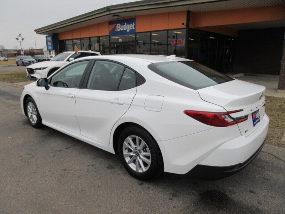 Used 2025 Toyota Camry LE image 3