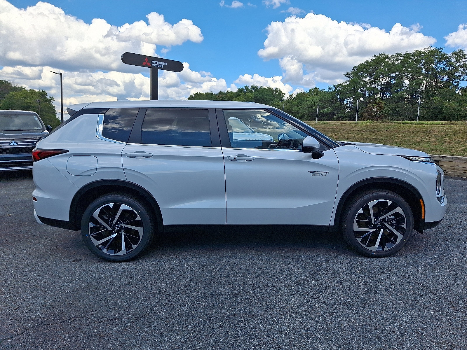 New 2025 Mitsubishi Outlander SE image 8