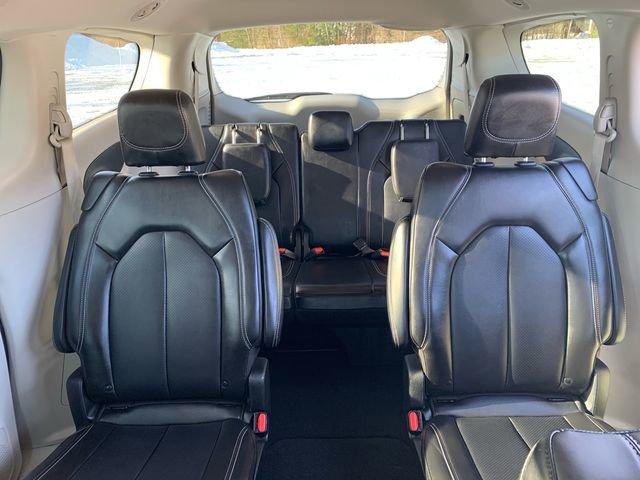 Used 2024 Chrysler Pacifica Touring-L image 39