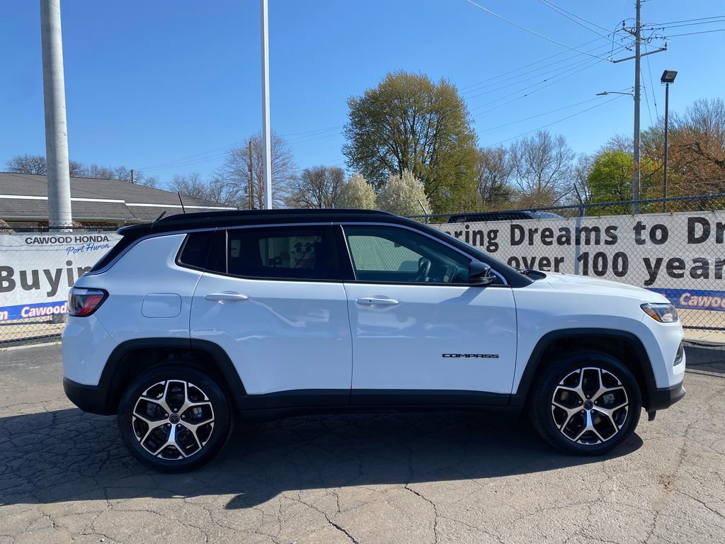 Used 2025 Jeep Compass Limited AWD/4WD image 2
