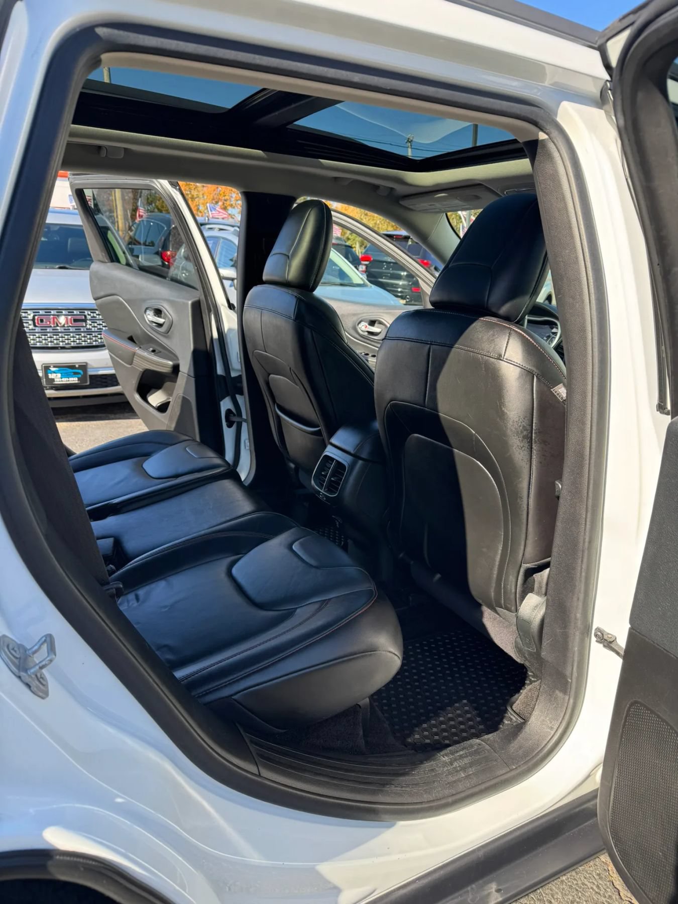 Used 2015 Jeep Cherokee Trailhawk w/ Comfort/Convenience Group AWD/4WD image 33