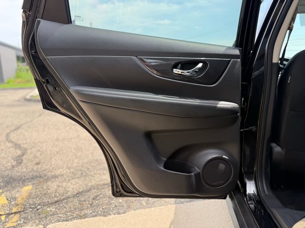 Used 2017 Nissan Rogue SV AWD/4WD image 11