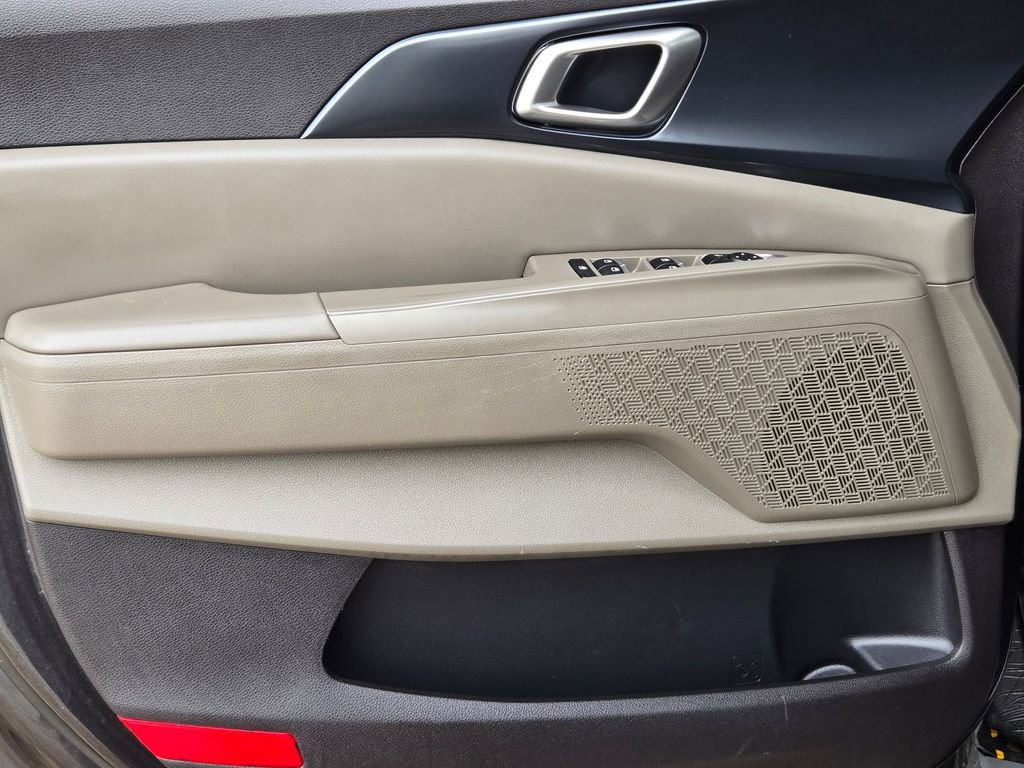 Used 2025 Kia Carnival FWD image 11