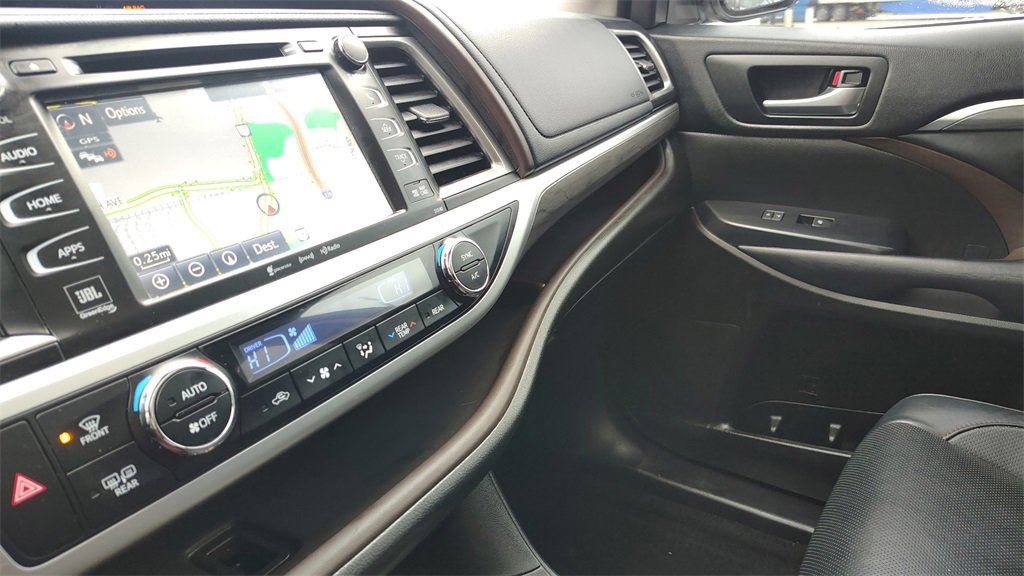 Used 2018 Toyota Highlander Limited Platinum image 25