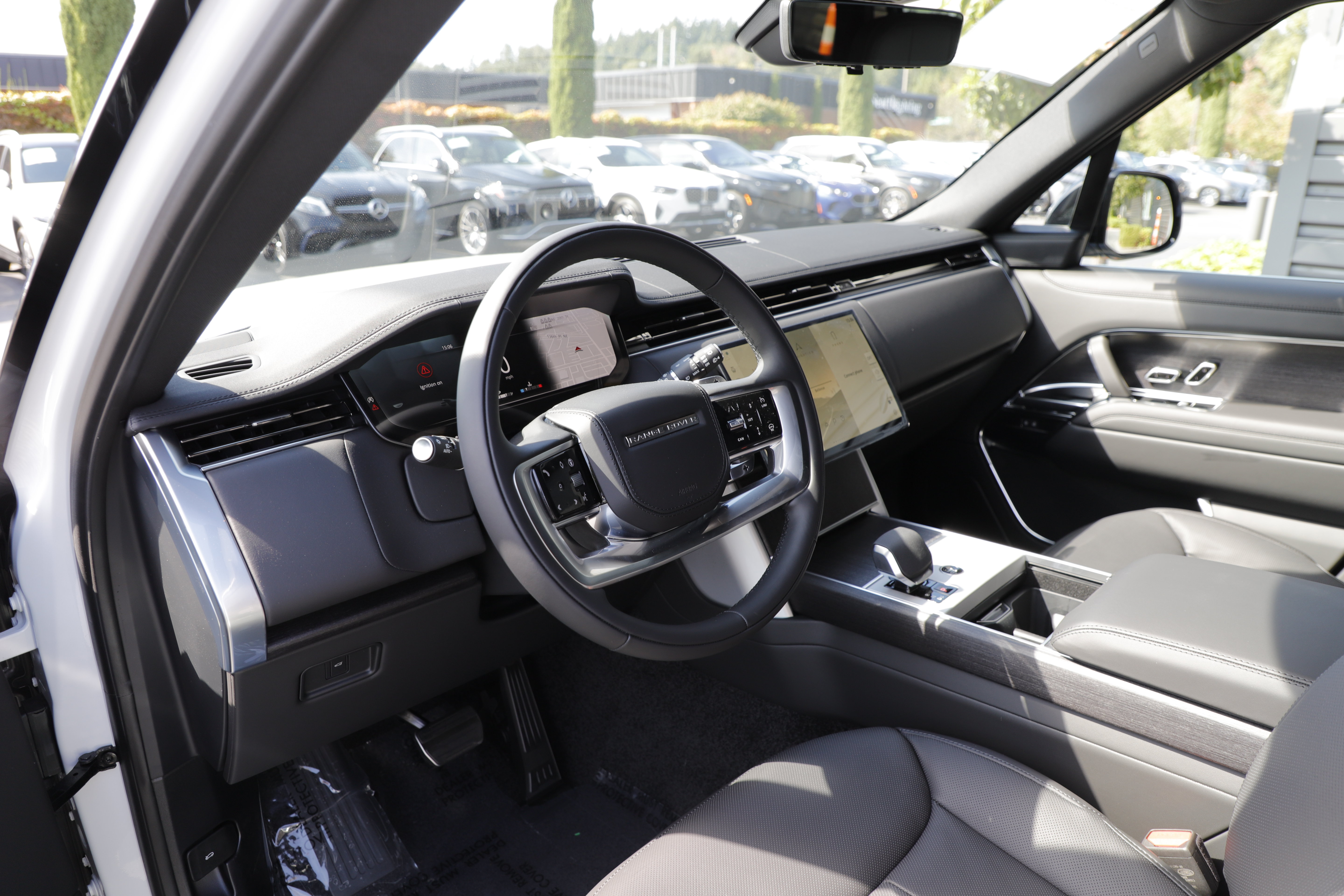 New 2026 Land Rover Range Rover Long Wheelbase SE AWD/4WD image 18