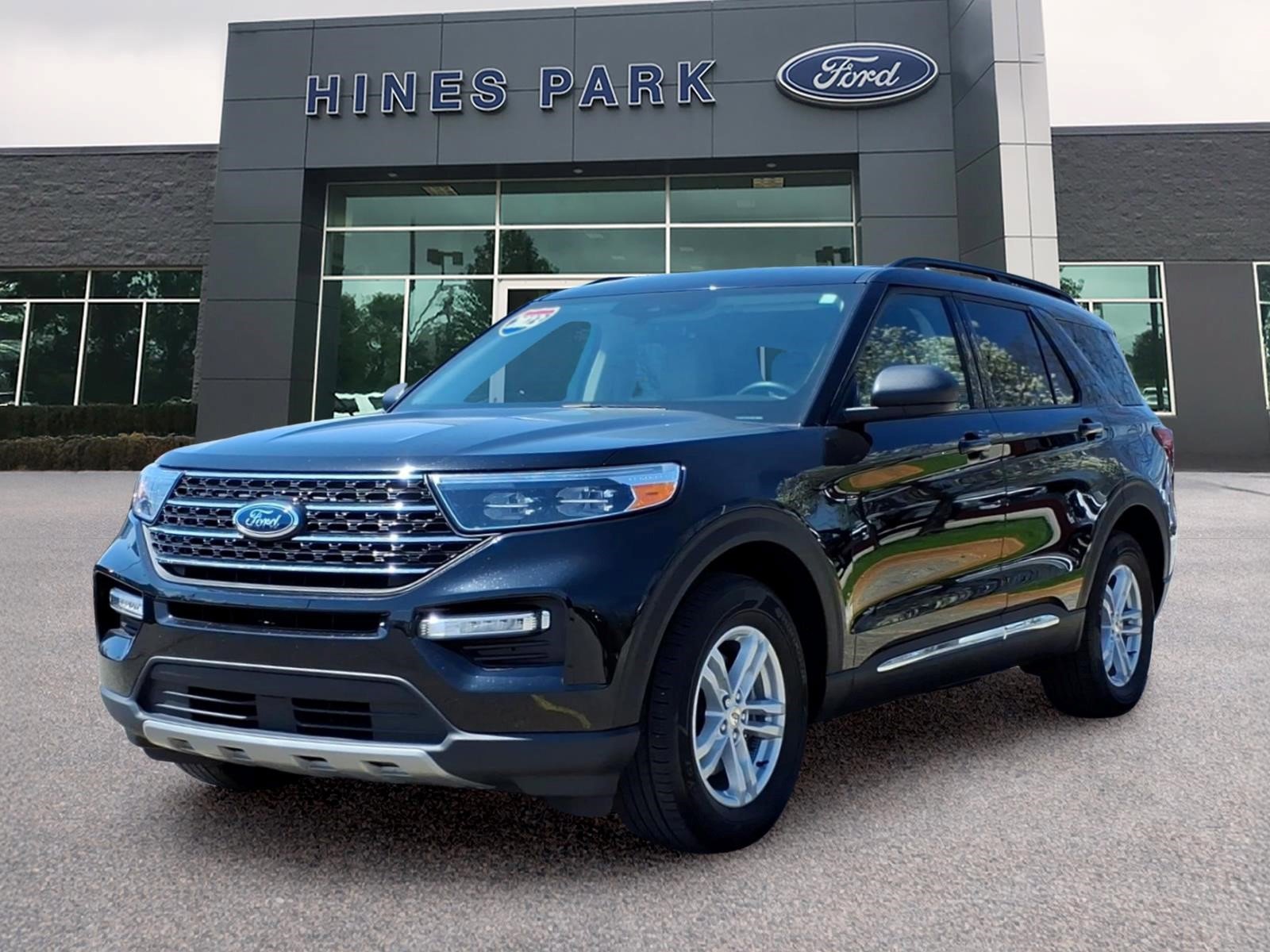 Certified 2023 Ford Explorer XLT w/ Equipment Group 202A AWD/4WD image 3