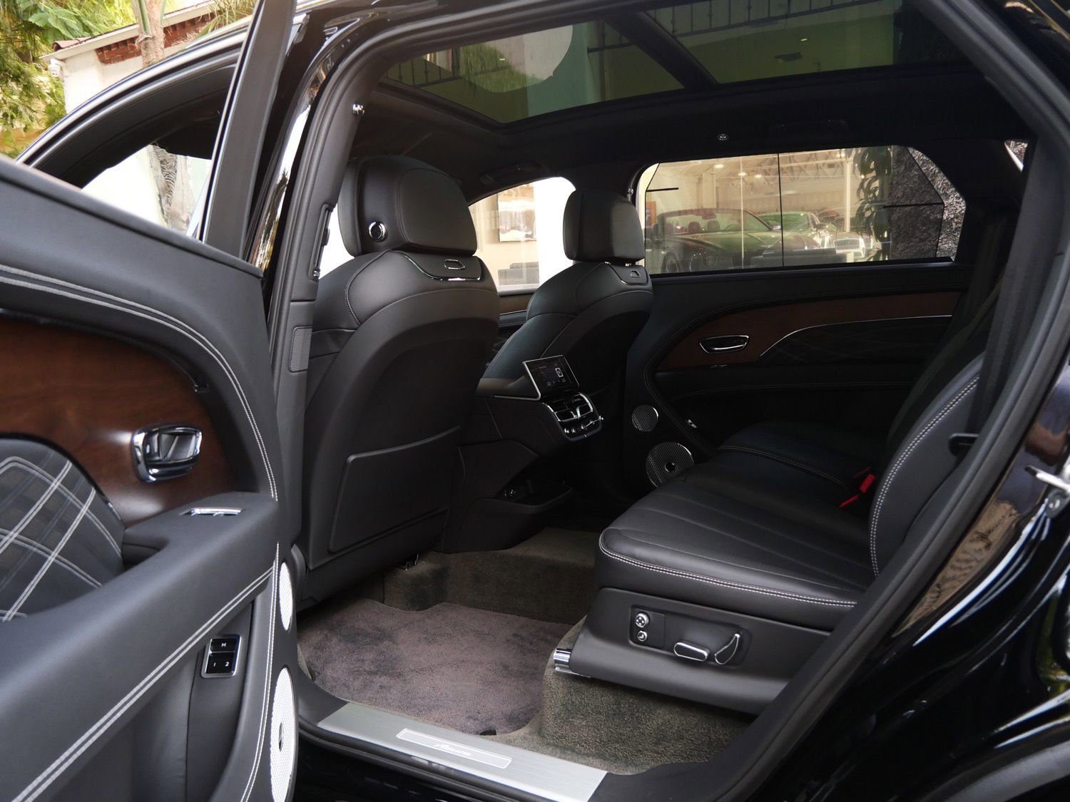 Used 2023 Bentley Bentayga Extended Wheelbase AWD/4WD image 20