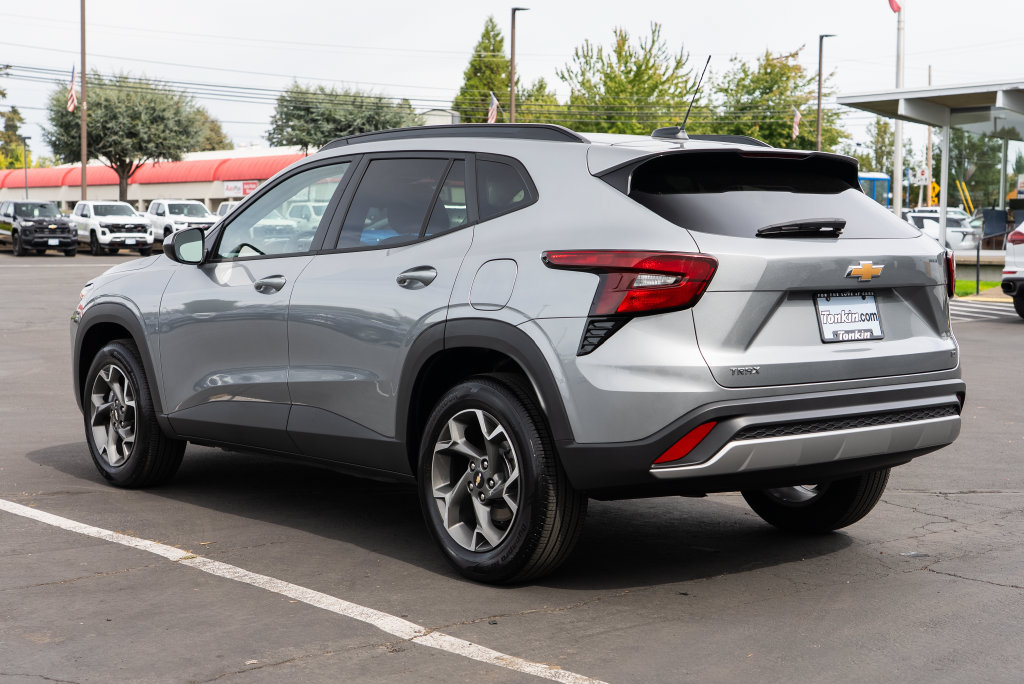 Used 2025 Chevrolet Trax LT FWD image 4