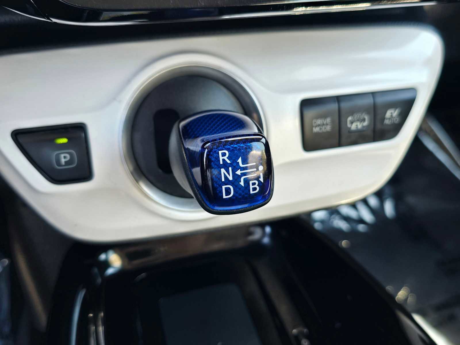 Used 2017 Toyota Prius Prime Premium image 34