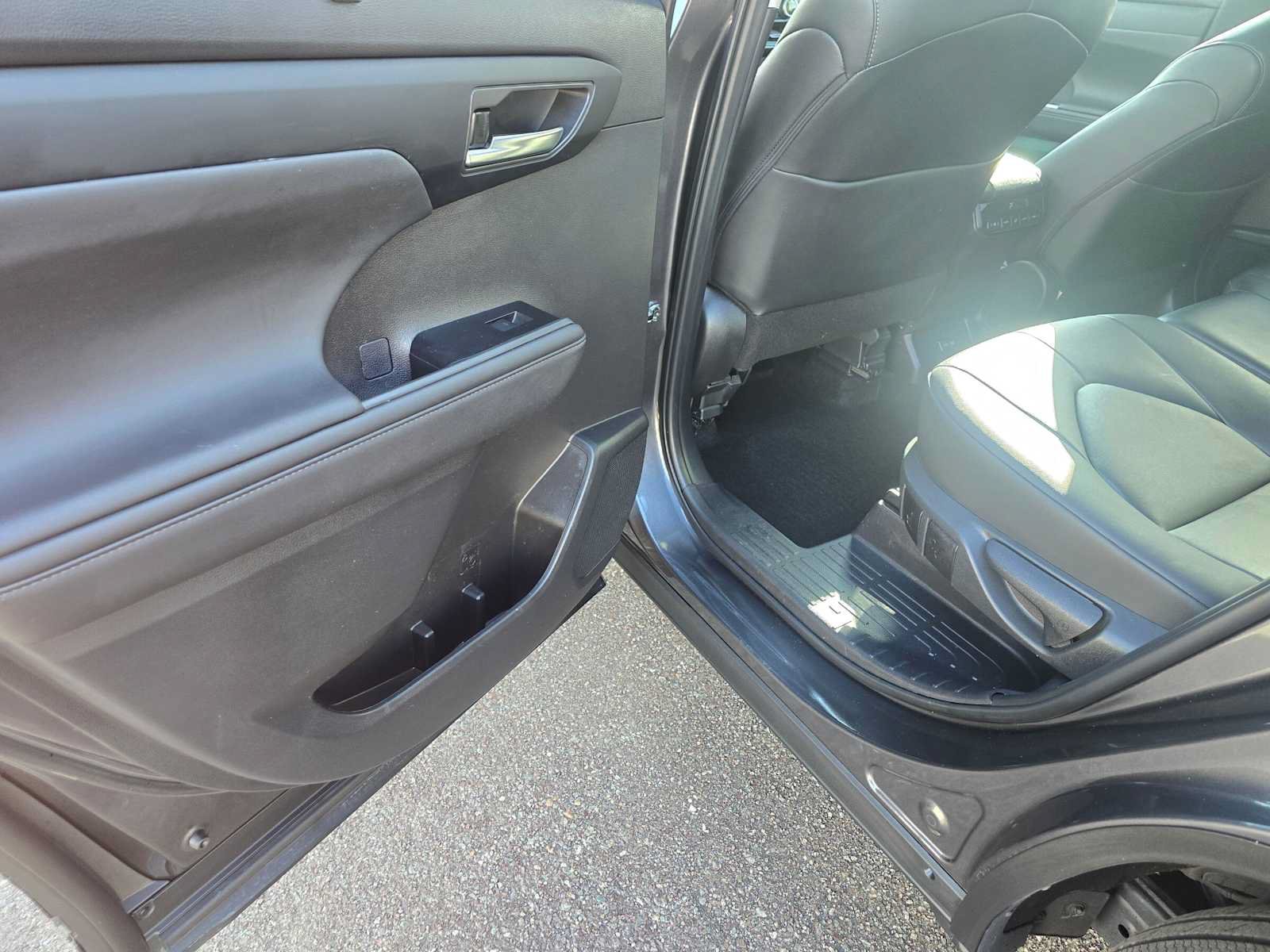 Used 2024 Toyota Highlander XLE AWD/4WD image 16
