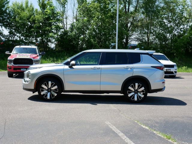 Used 2025 Mitsubishi Outlander SE AWD/4WD image 3