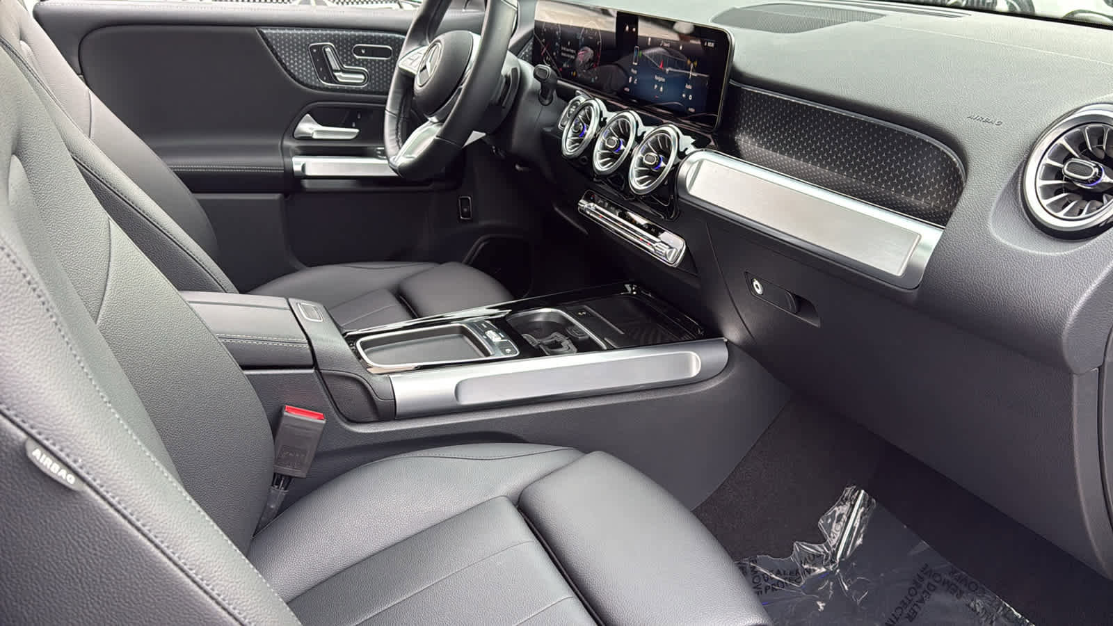 Used 2025 Mercedes-Benz GLB 250 4MATIC image 36