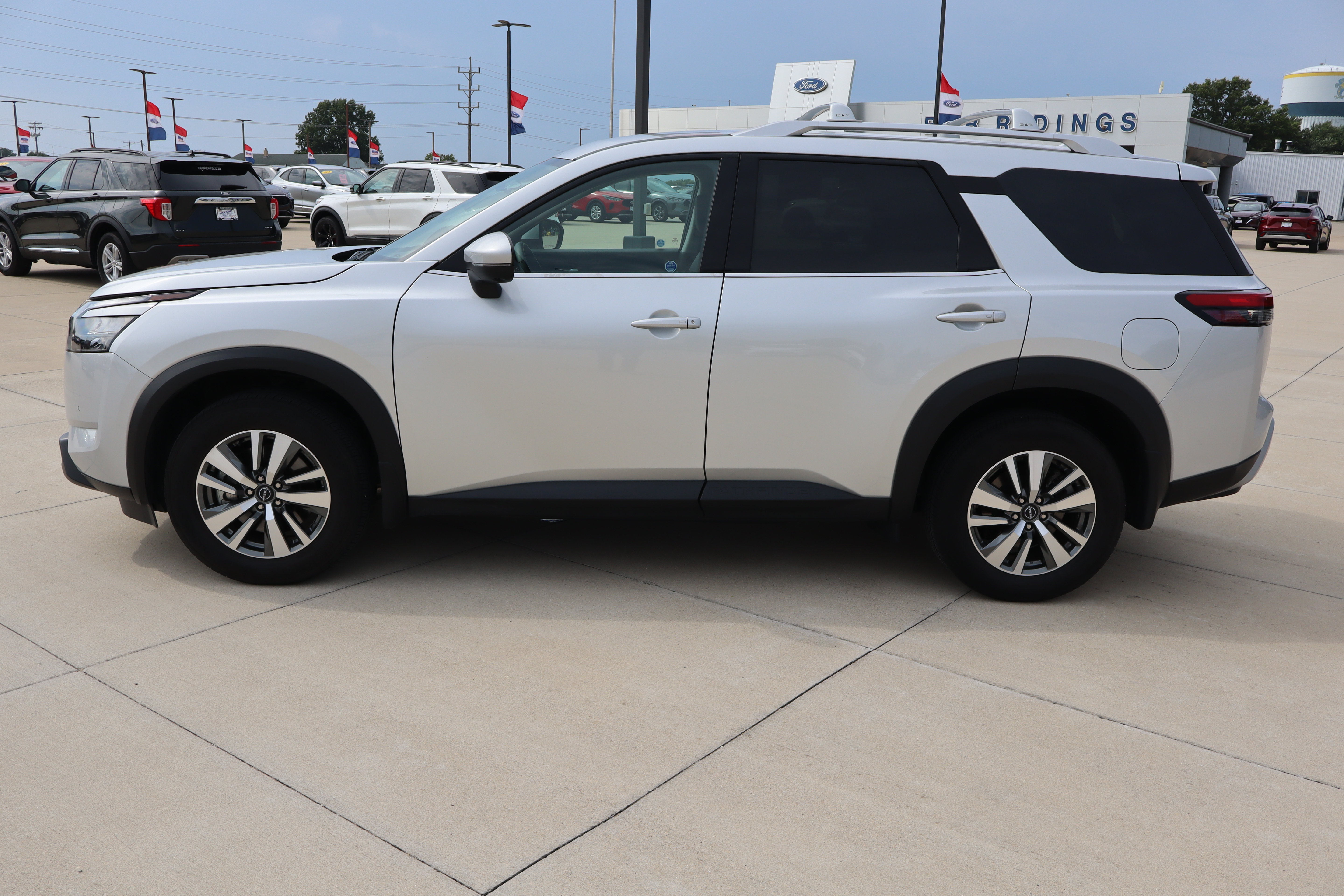 Used 2025 Nissan Pathfinder SL w/ Cargo Package AWD/4WD image 9