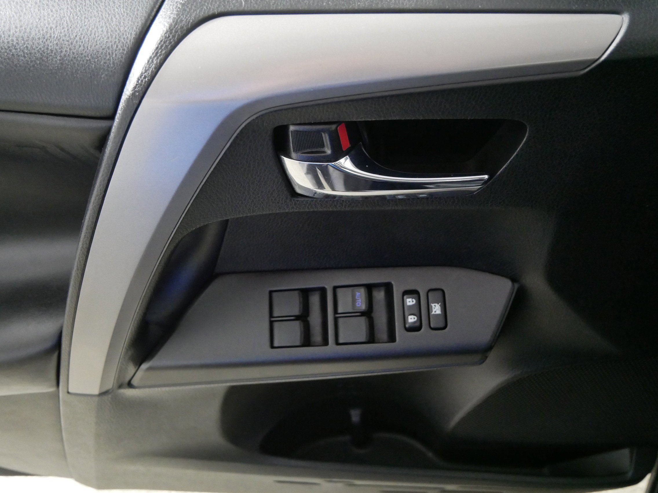 Used 2018 Toyota RAV4 XLE image 19