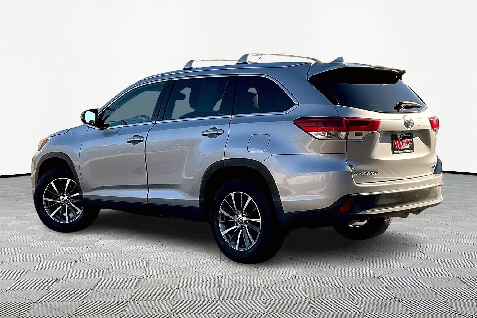 Used 2019 Toyota Highlander XLE image 4