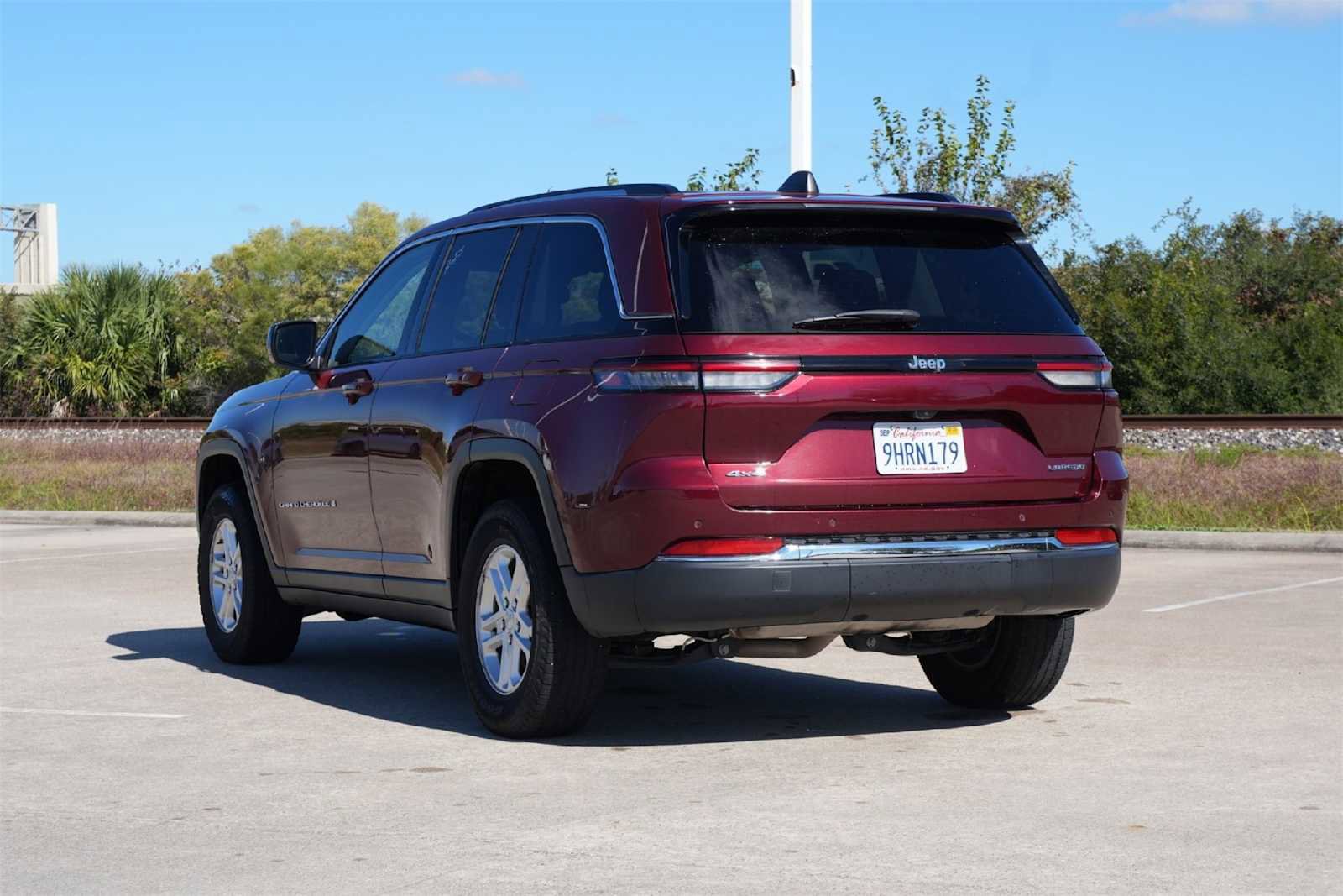 Used 2023 Jeep Grand Cherokee Laredo image 4
