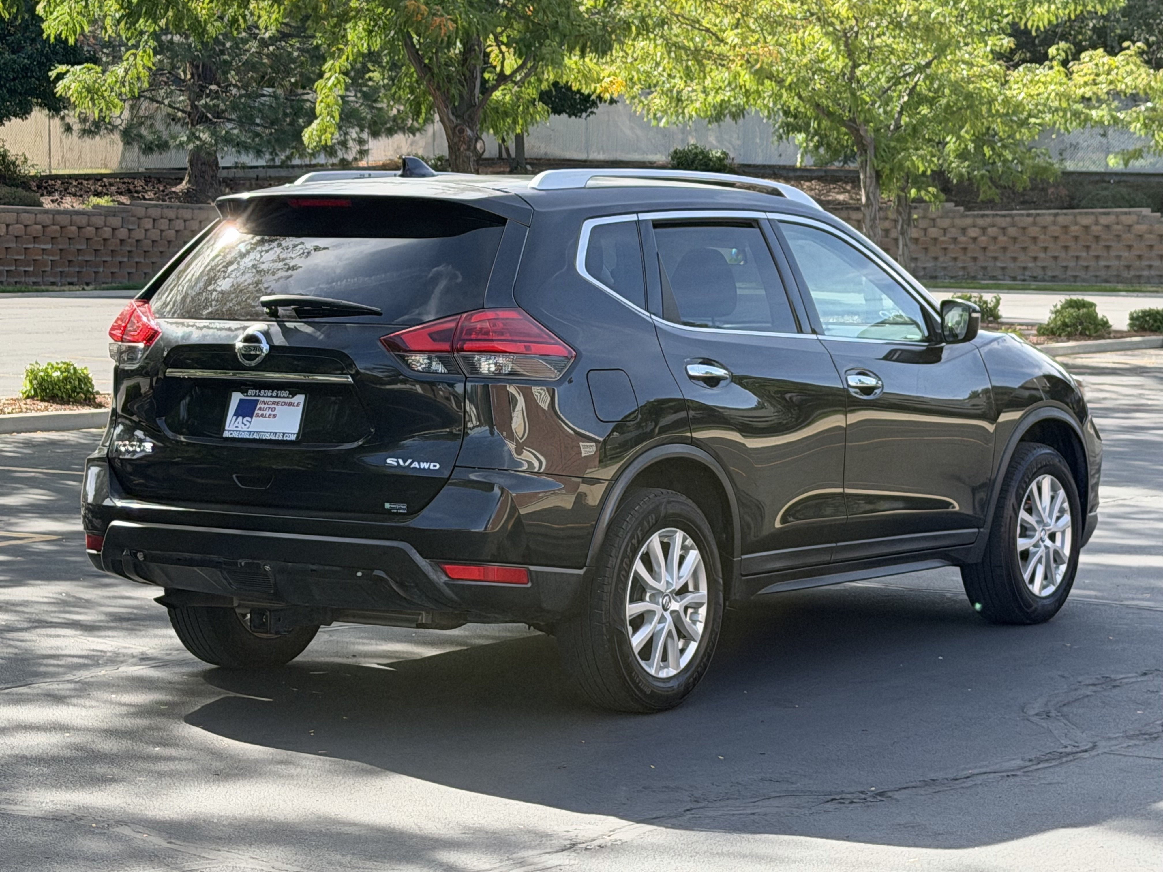 Used 2017 Nissan Rogue SV AWD/4WD image 6