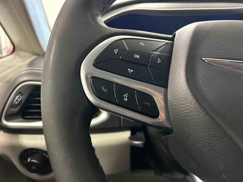Used 2023 Chrysler Pacifica Touring-L FWD image 18