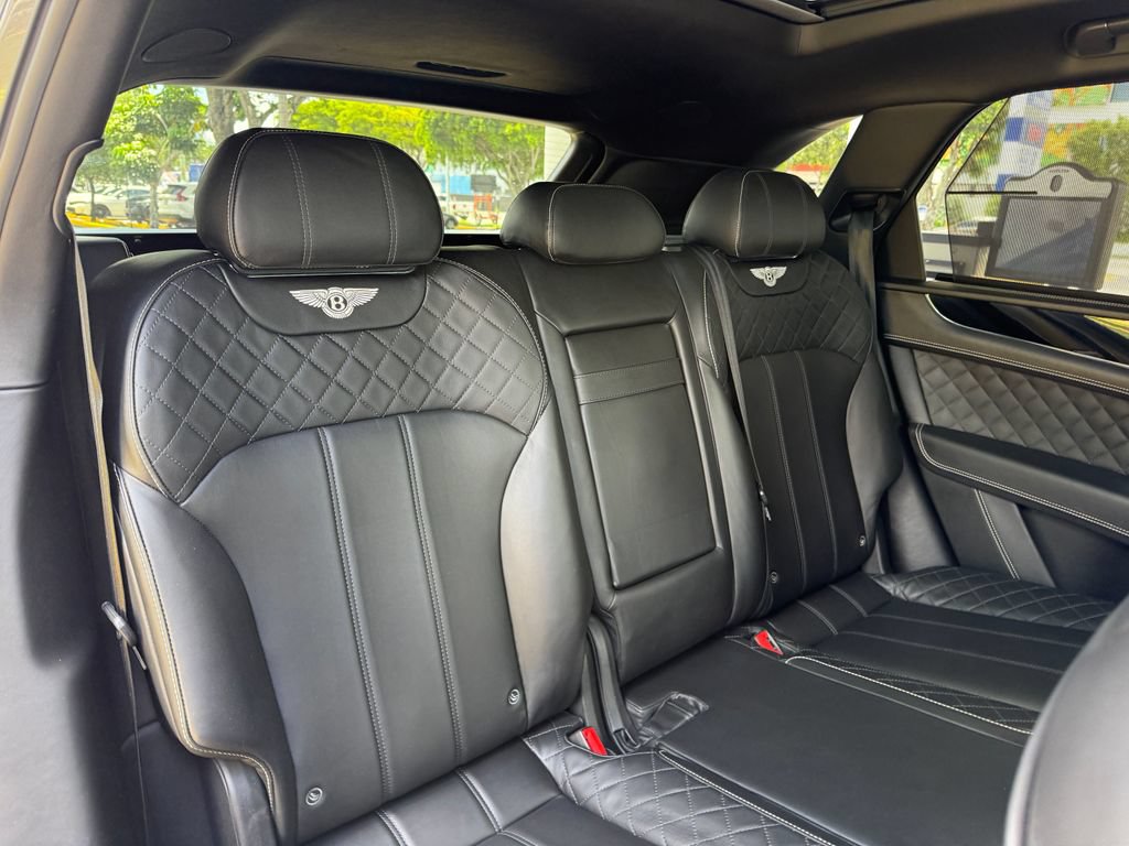 Used 2018 Bentley Bentayga AWD/4WD image 21