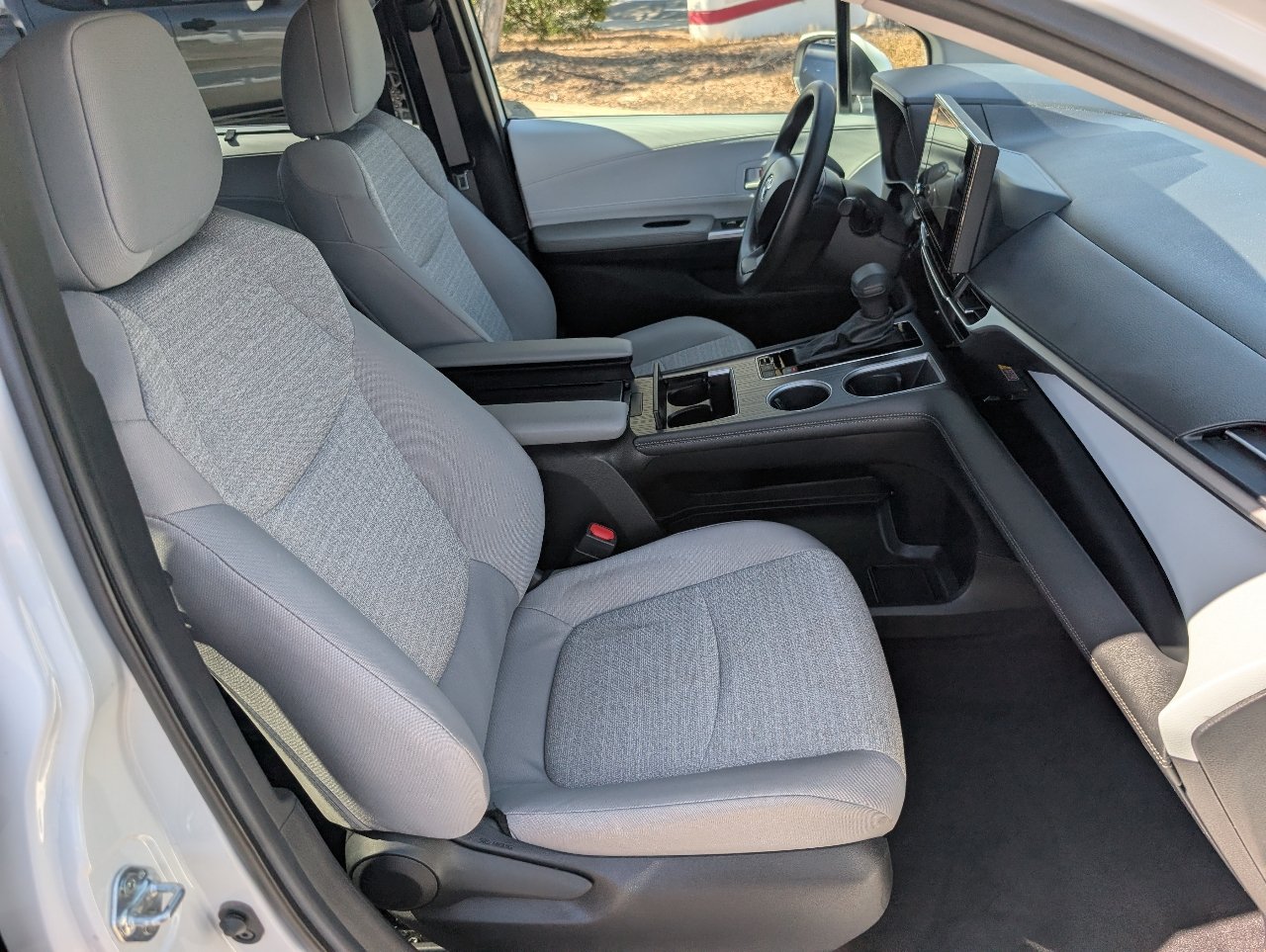 Used 2025 Toyota Sienna LE FWD image 9