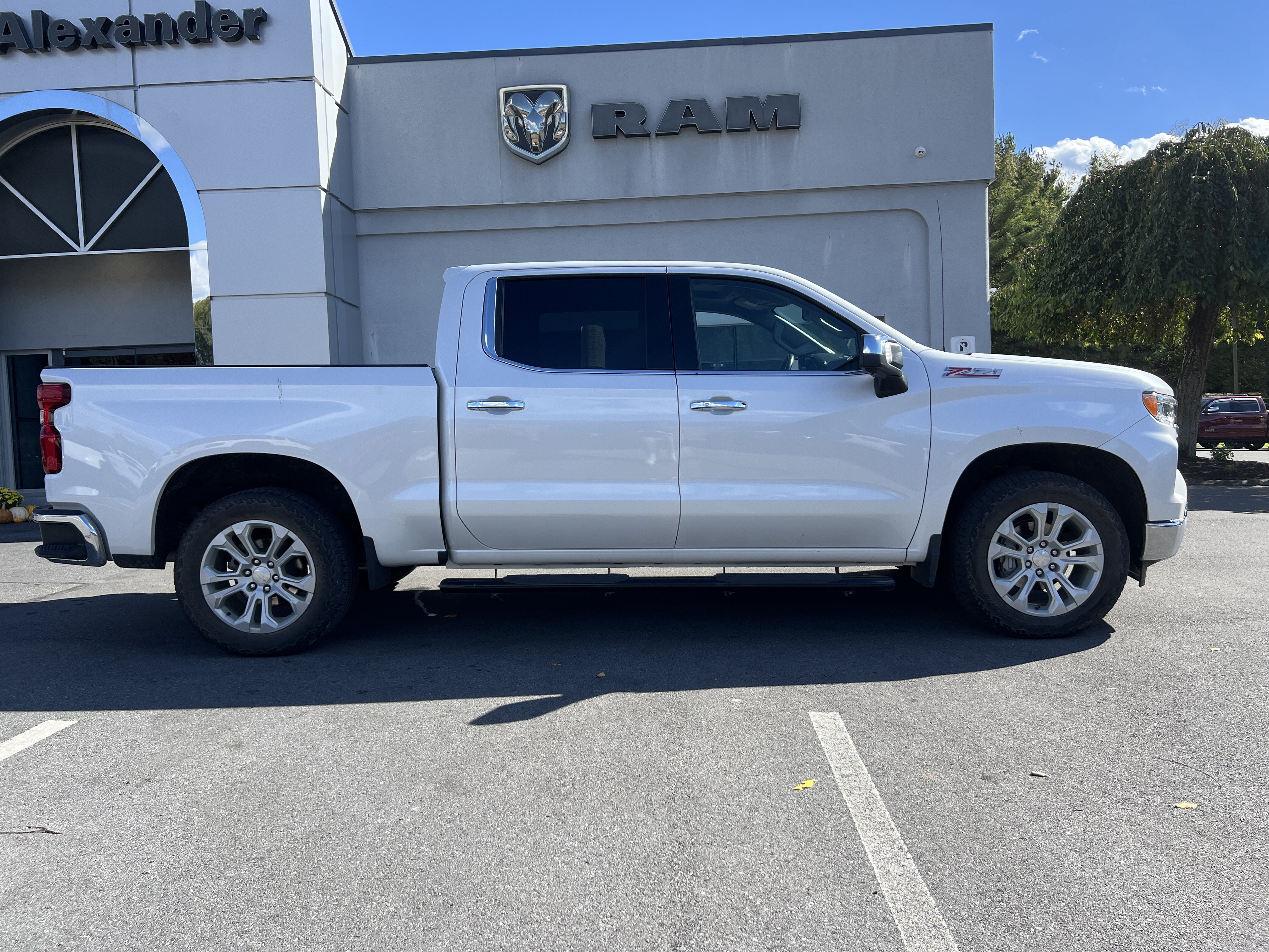 Used 2022 Chevrolet Silverado 1500 LTZ AWD/4WD image 2