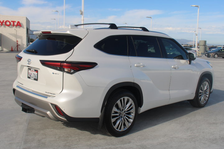 Certified 2025 Toyota Highlander Platinum AWD/4WD image 3
