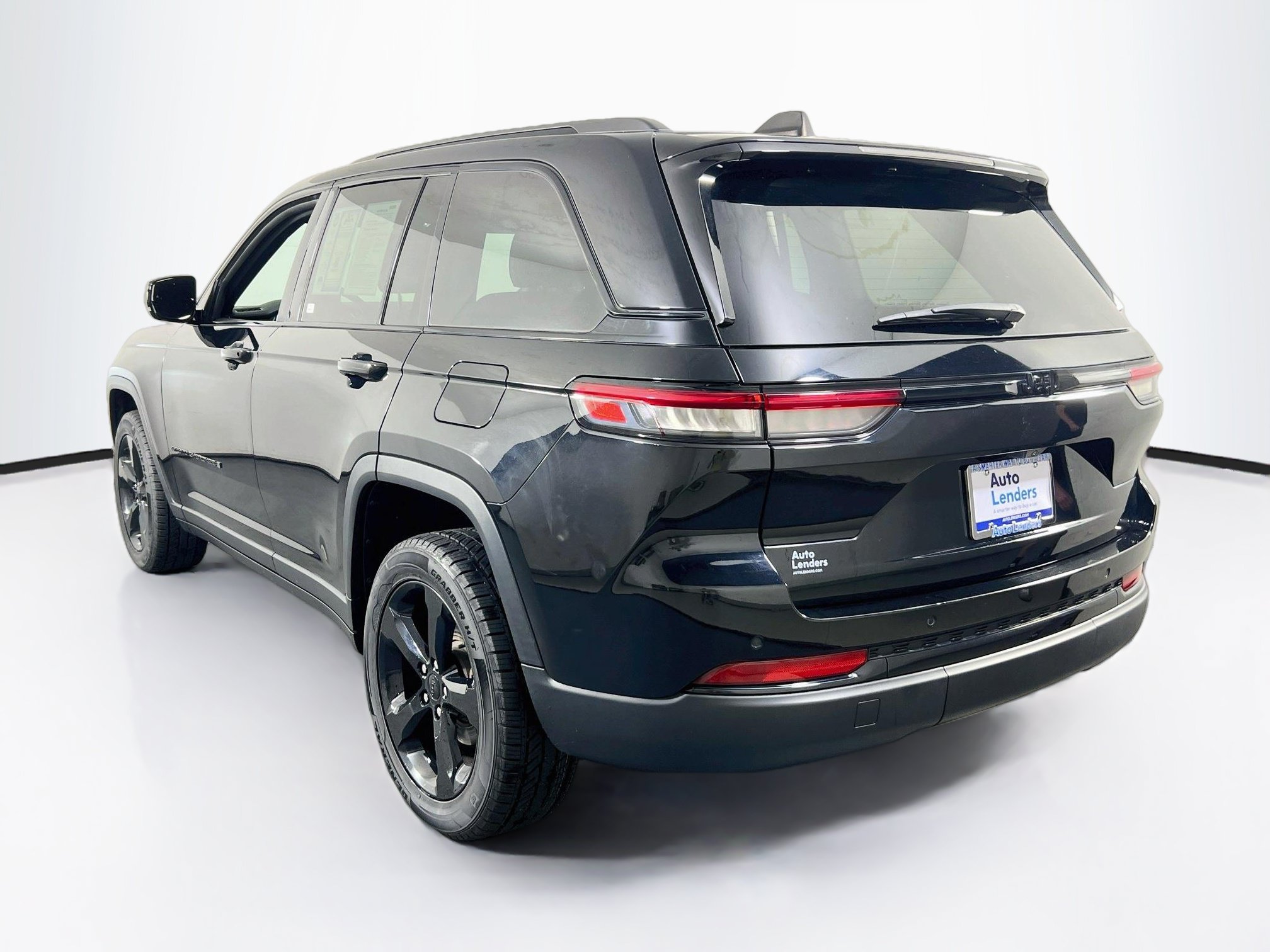 Used 2023 Jeep Grand Cherokee Altitude RWD image 7