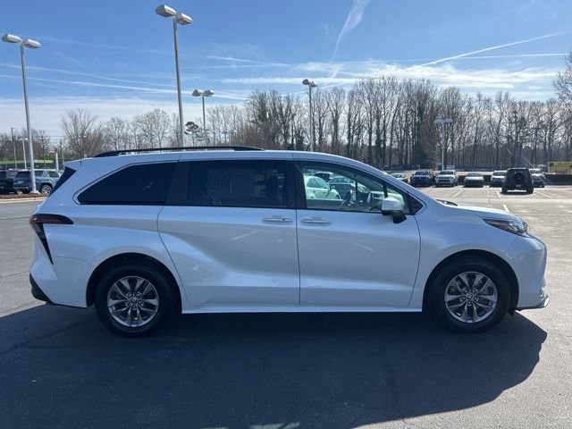 Used 2024 Toyota Sienna XLE image 4