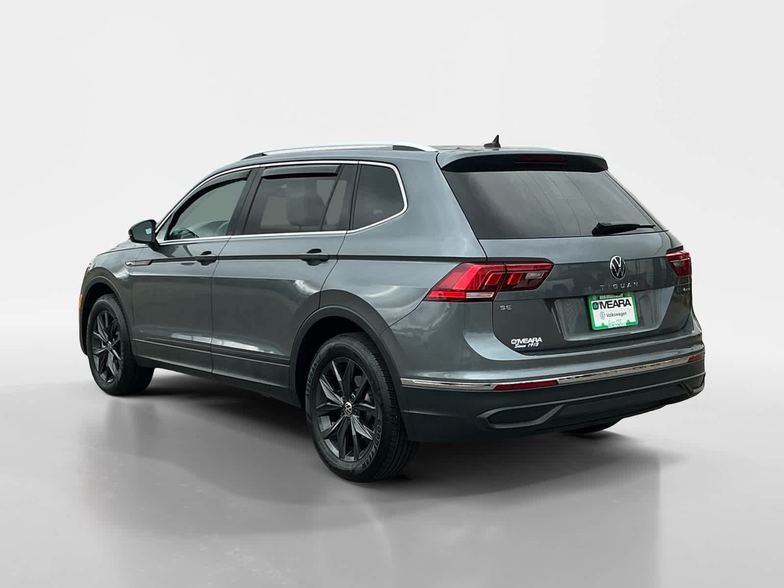 Used 2024 Volkswagen Tiguan SE w/ Panoramic Sunroof Package AWD/4WD image 3