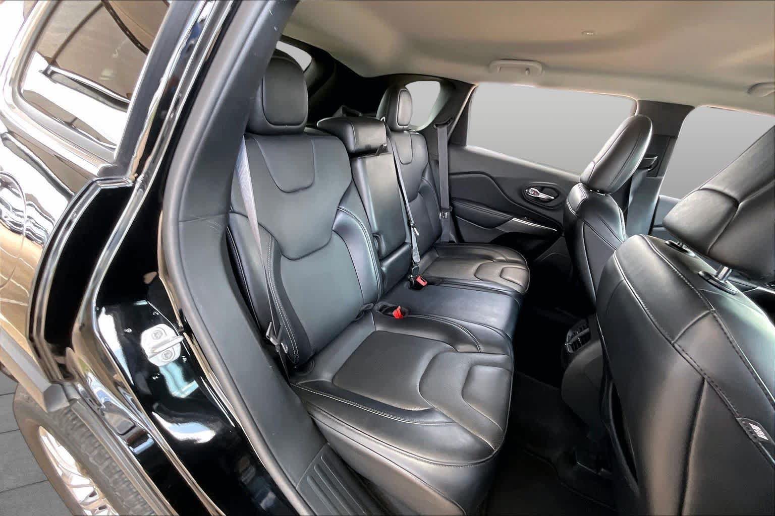 Used 2021 Jeep Cherokee Latitude Lux w/ Comfort/Convenience Group AWD/4WD image 18