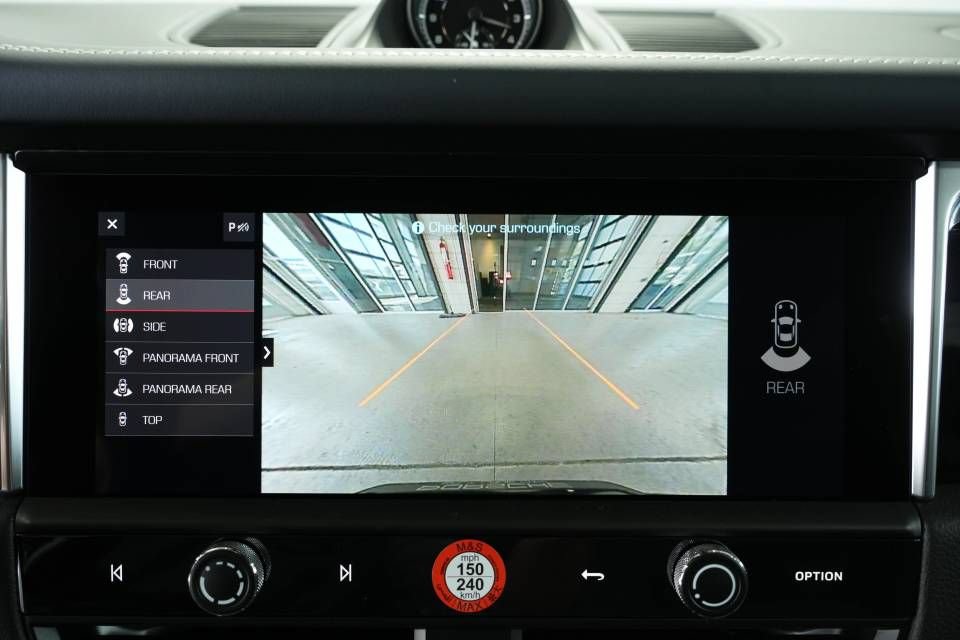 Certified 2025 Porsche Macan AWD/4WD image 19