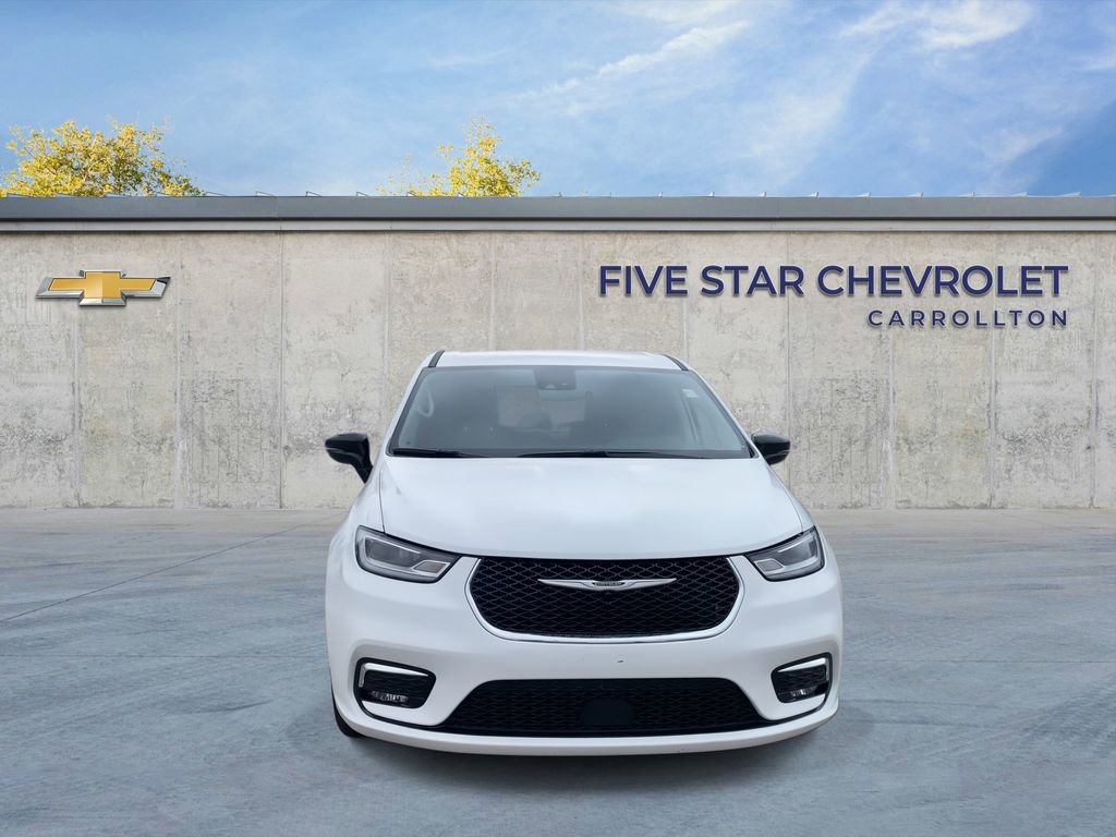 Used 2024 Chrysler Pacifica Touring-L image 2