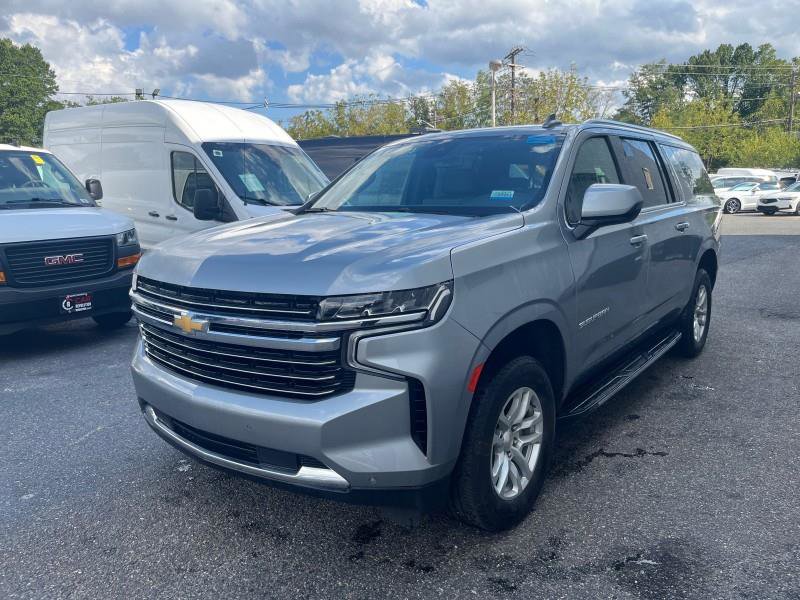 Used 2024 Chevrolet Suburban LT image 3