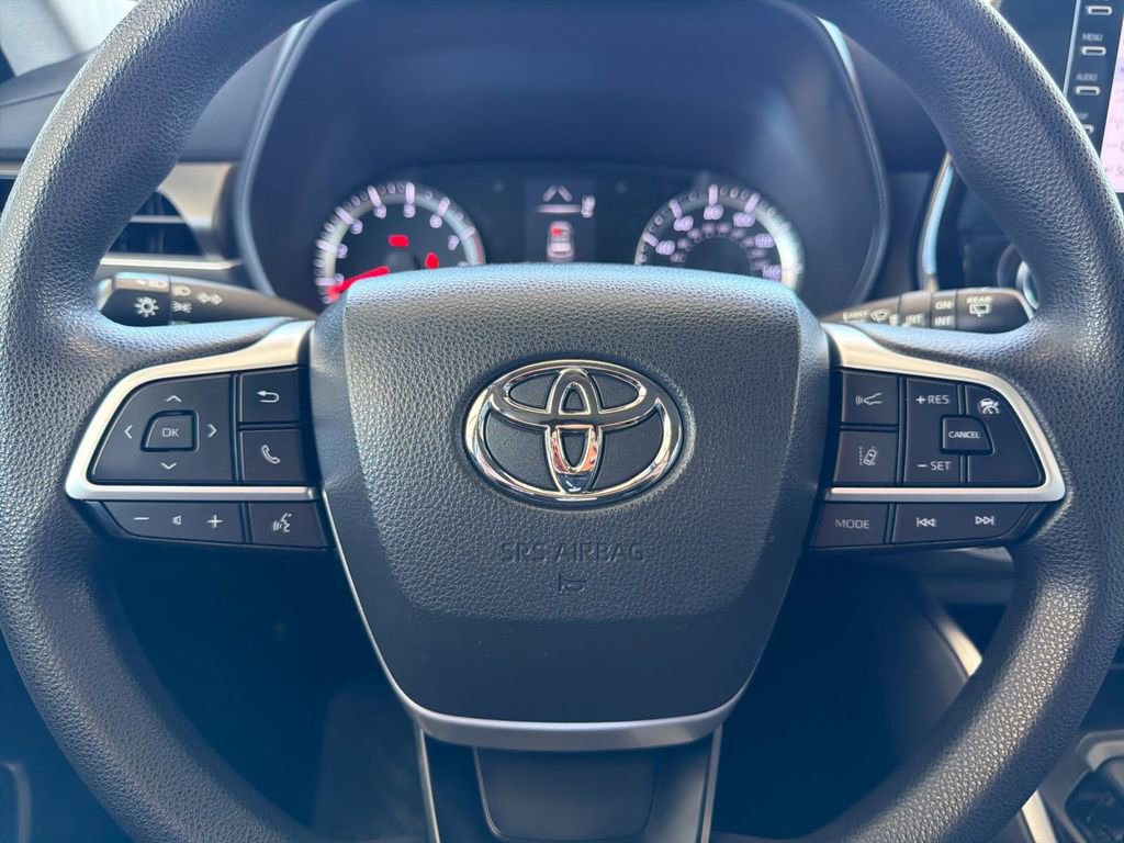 Used 2022 Toyota Highlander L FWD image 23