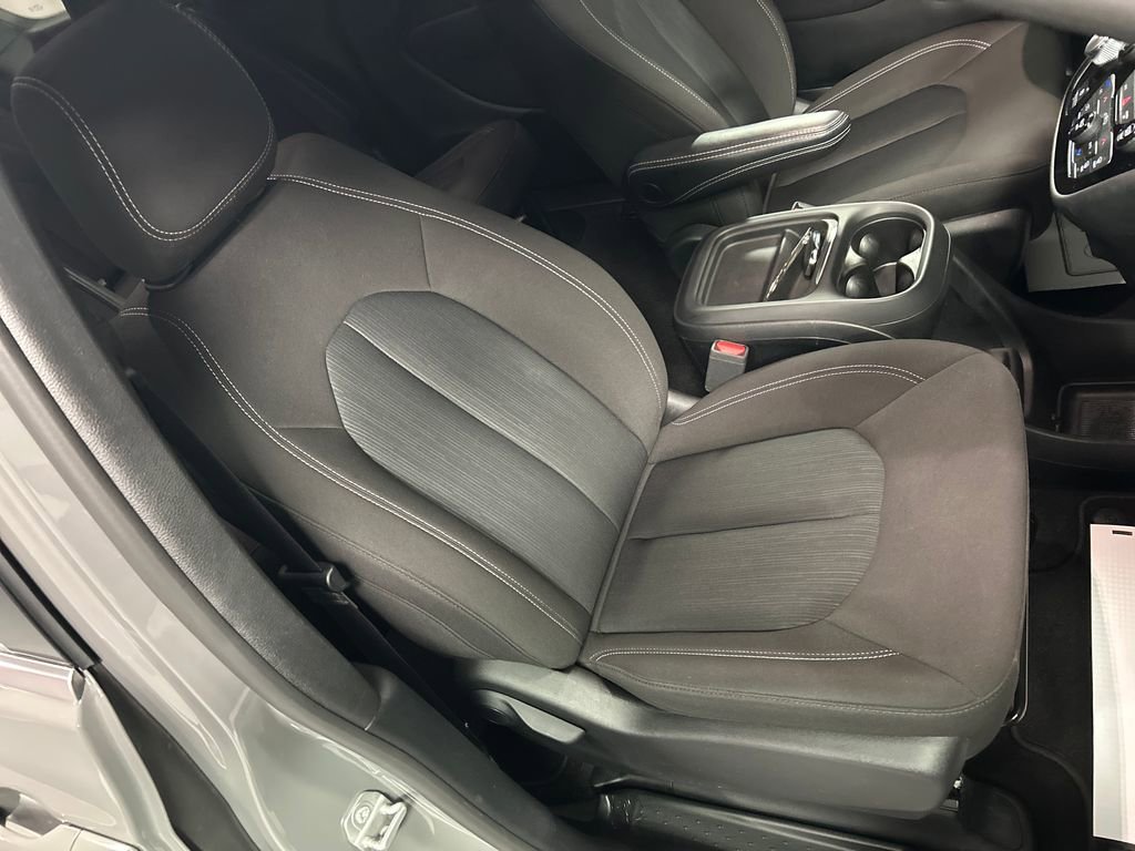 Used 2024 Chrysler Pacifica Touring FWD image 26