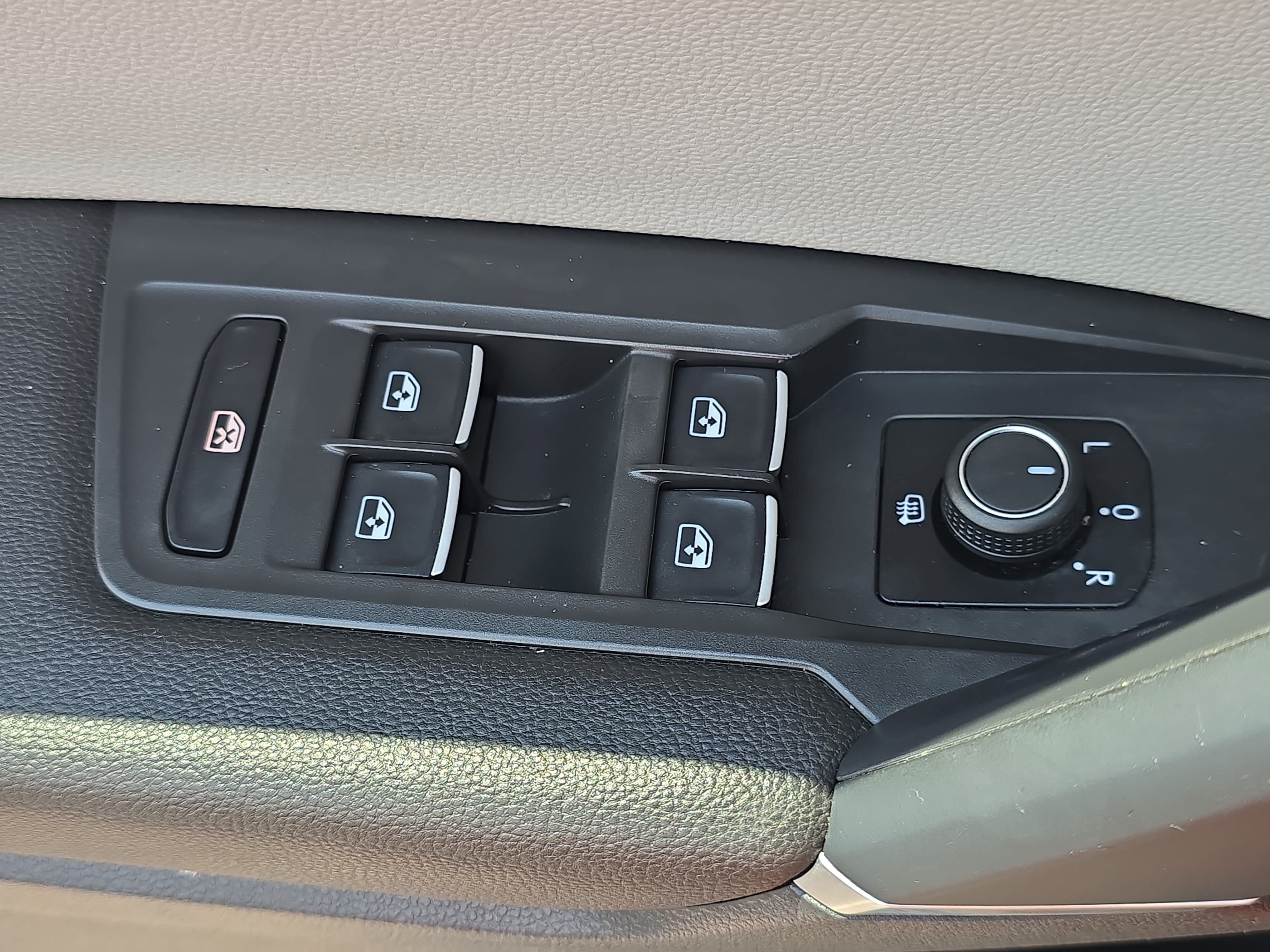 Used 2018 Volkswagen Tiguan SE w/ Panoramic Sunroof Package FWD image 27