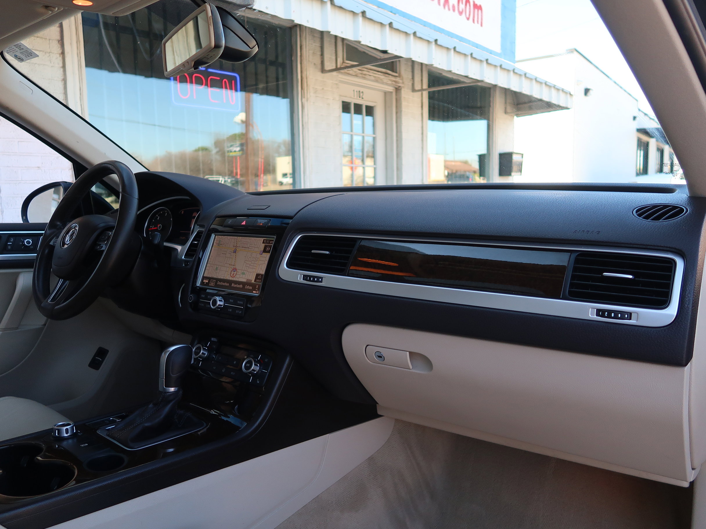 Used 2014 Volkswagen Touareg Executive image 29