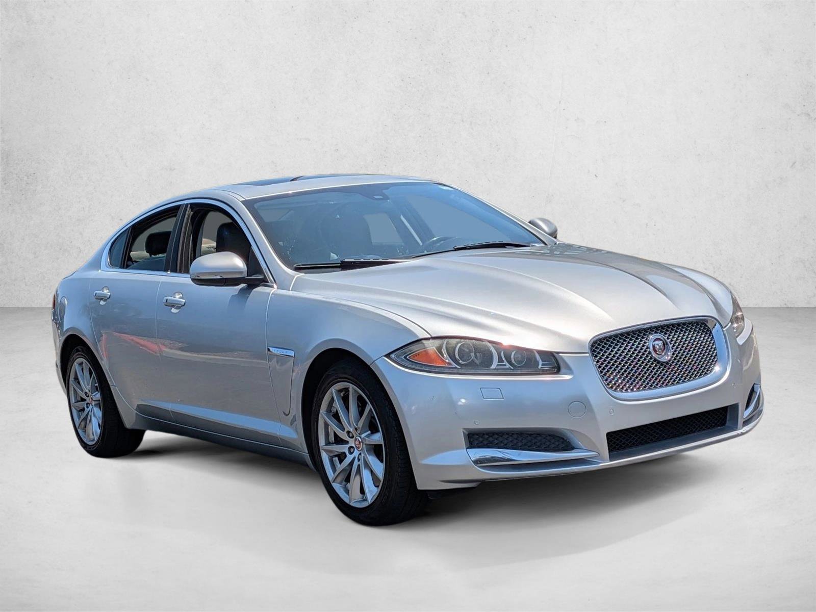 Used 2015 Jaguar XF Premium RWD image 4