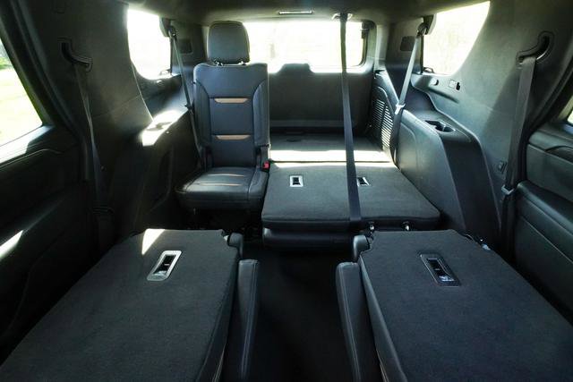 Used 2024 GMC Yukon AT4 w/ Technology Package image 30