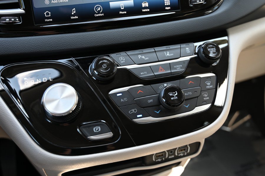 Used 2023 Chrysler Pacifica Touring-L FWD image 30