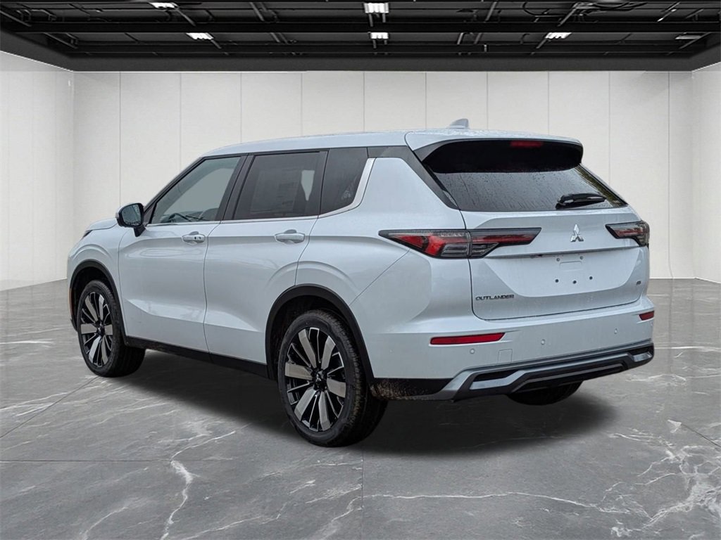 New 2025 Mitsubishi Outlander SE image 3