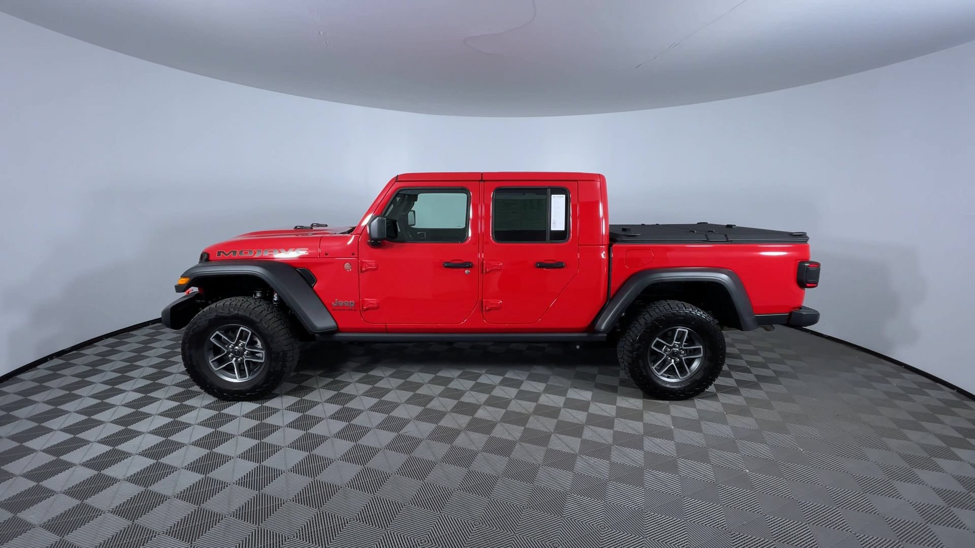 Used 2025 Jeep Gladiator Mojave w/ Convenience Group AWD/4WD image 5