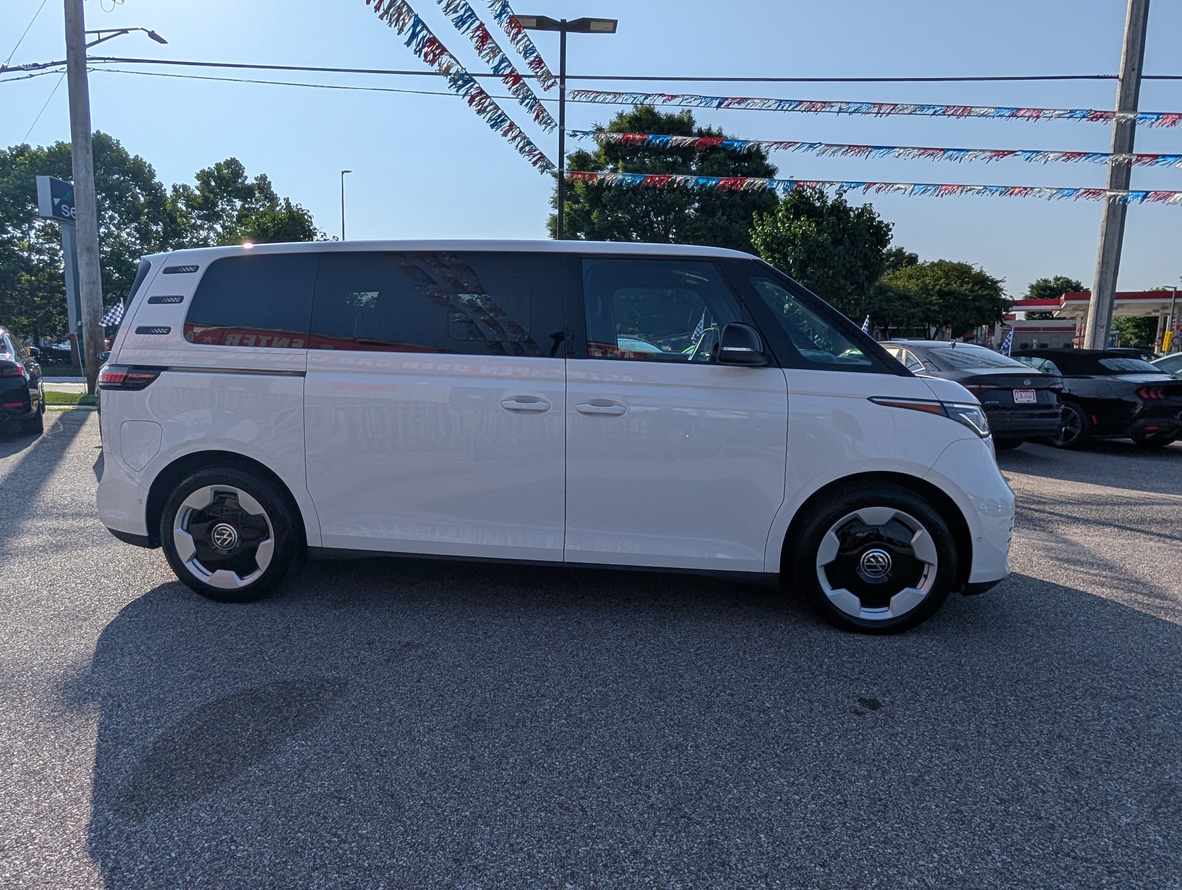 Used 2025 Volkswagen ID. Buzz Pro S Plus RWD image 2