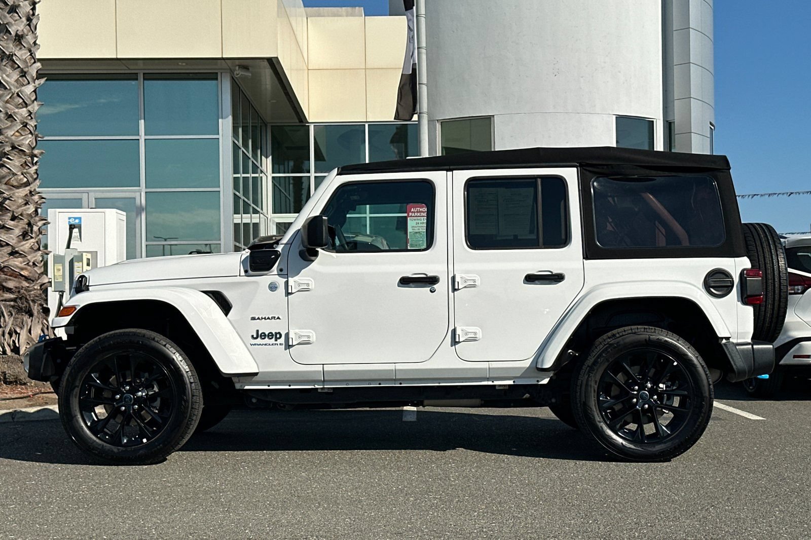 Used 2024 Jeep Wrangler Unlimited Sahara AWD/4WD image 7