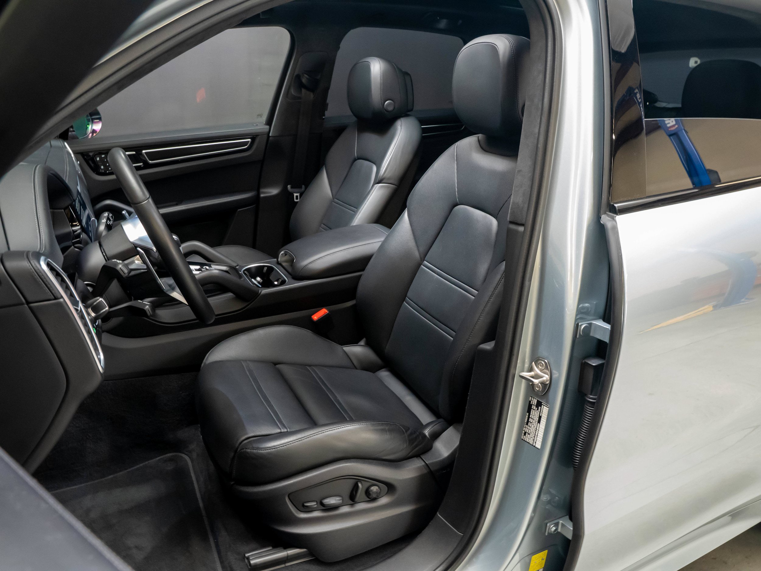 Used 2022 Porsche Cayenne GTS AWD/4WD image 5