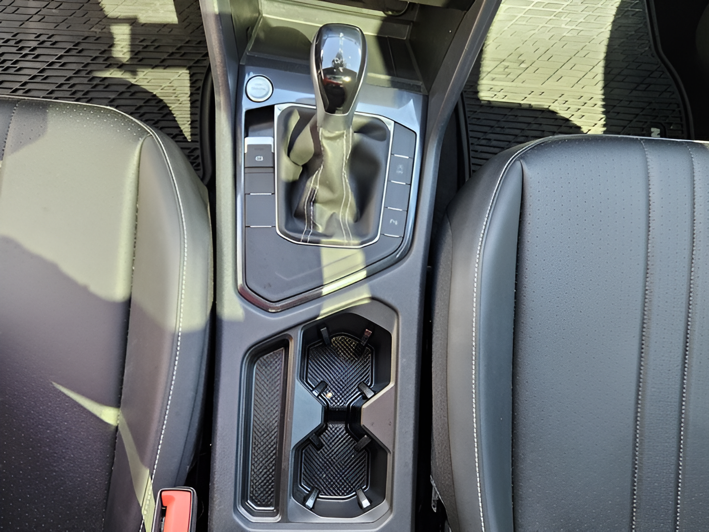 Certified 2023 Volkswagen Tiguan SE R-Line FWD image 16