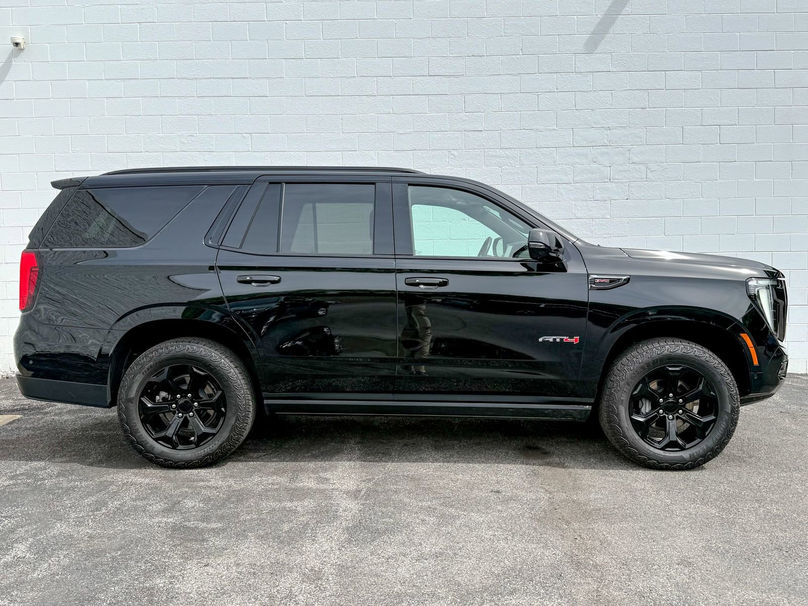 Certified 2025 GMC Yukon AT4 w/ AT4 Premium Package AWD/4WD image 5